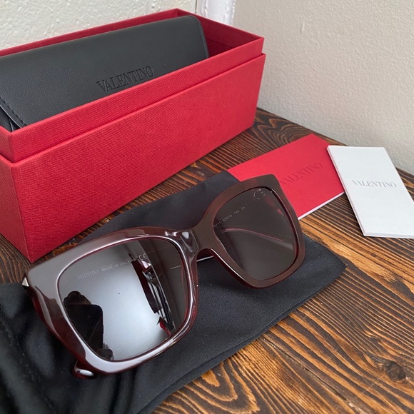 Valentino VA4048 Sunglasses in Red - Picture 5 of 9